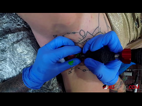 ❤️ Estremamente tatuato hottie Sully Savage ottenuto un tatuaggio sul suo clitoride ❤ Pornoal it.sfera-uslug39.ru ❌